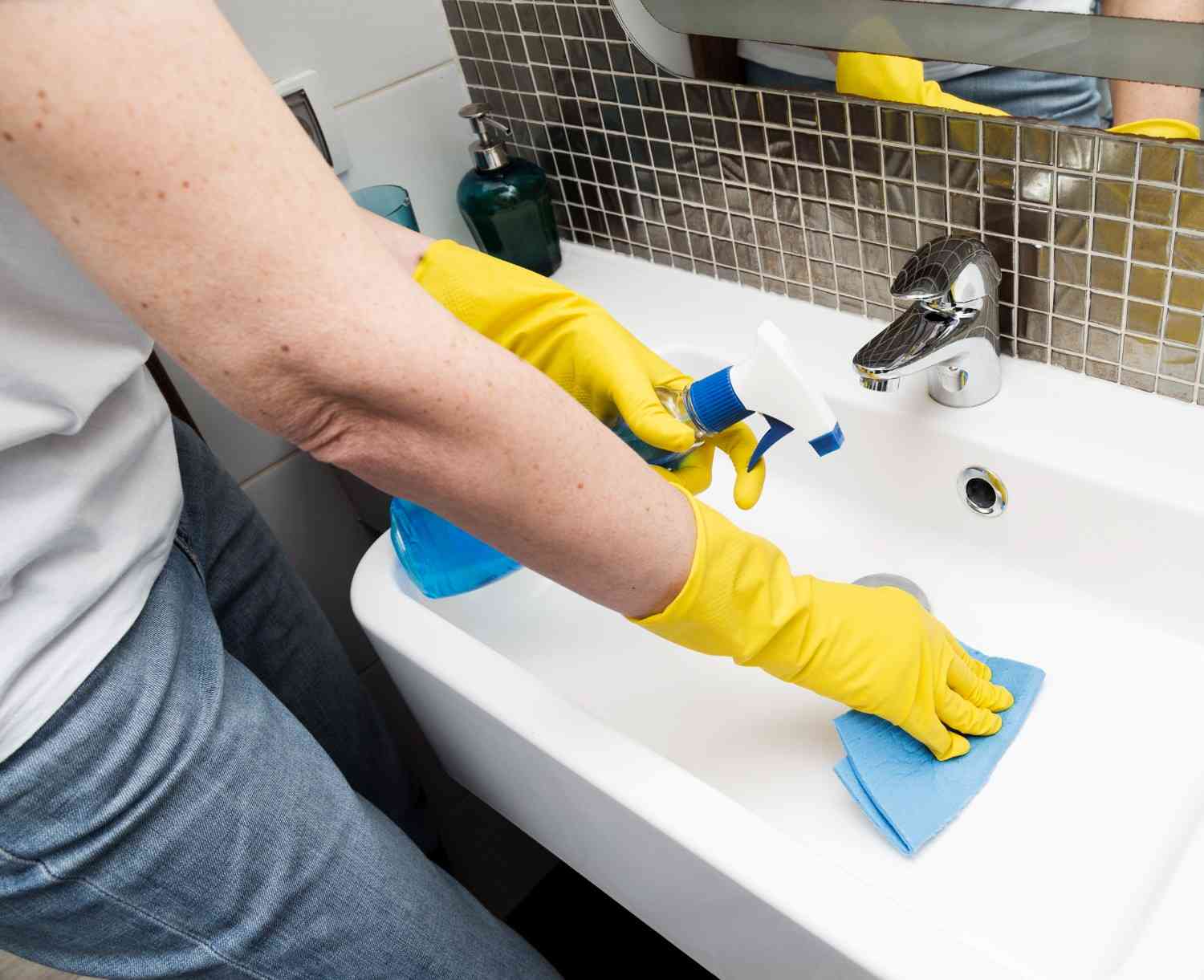 Bathroom deep cleaning for move-out, including grout scrubbing and sanitizing fixtures.