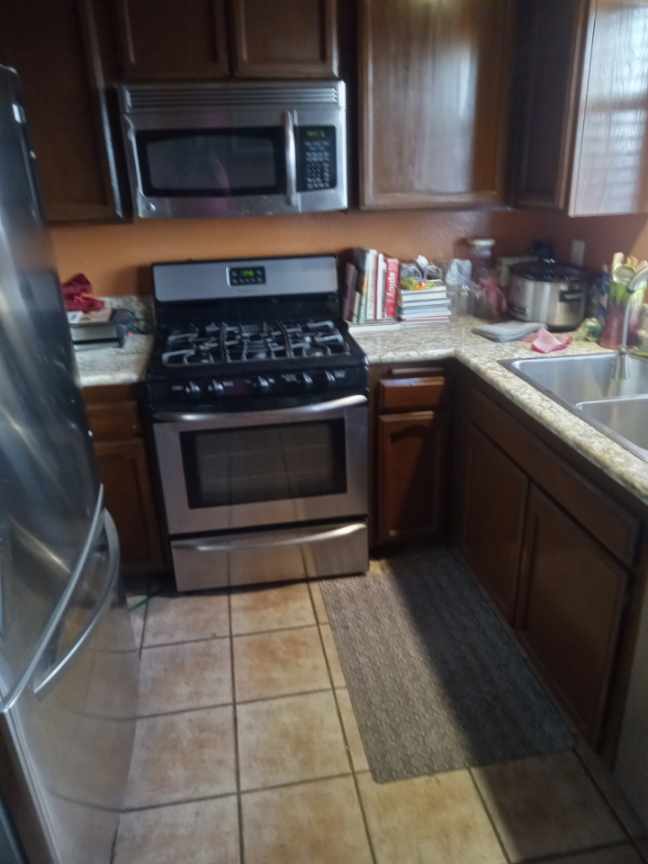 After deep cleaning service in Los Angeles with polished kitchen surfaces and appliances