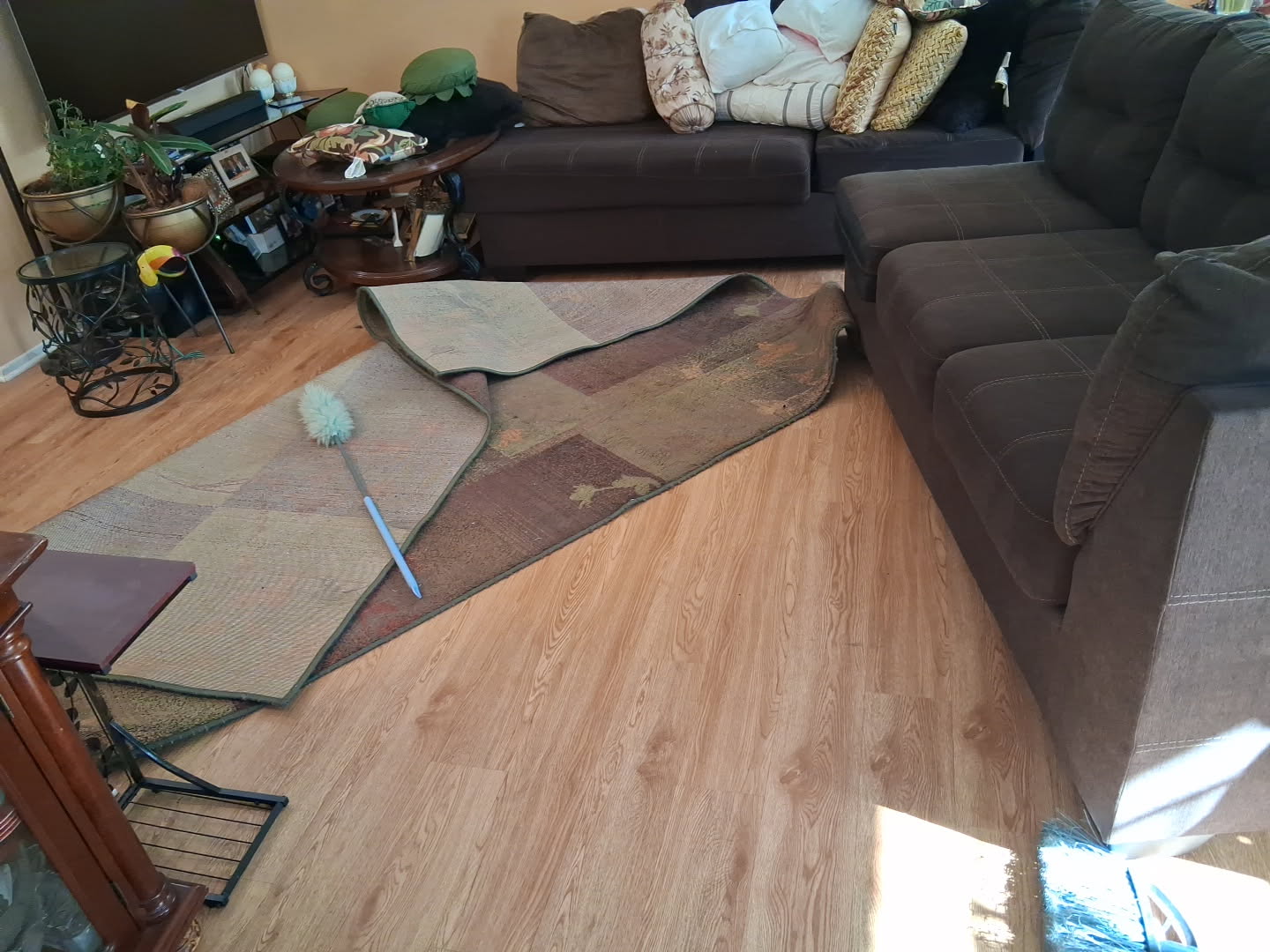 Before deep cleaning service in Los Angeles showing dusty living room
