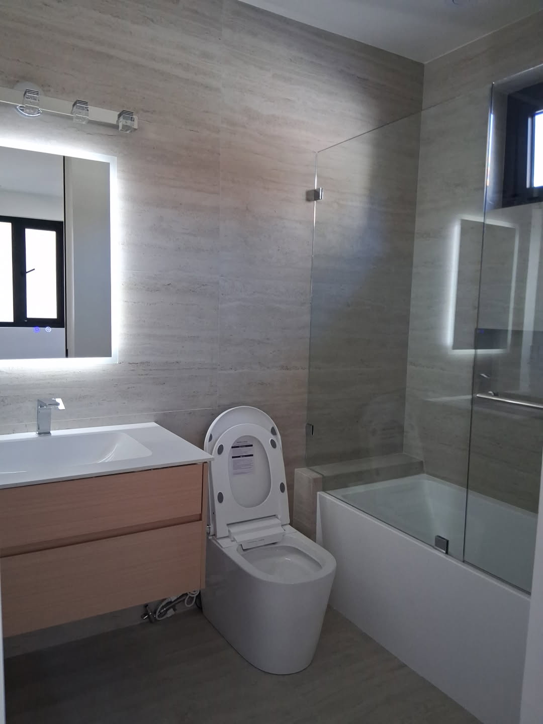 After deep cleaning service in Los Angeles with polished kitchen surfaces and appliances