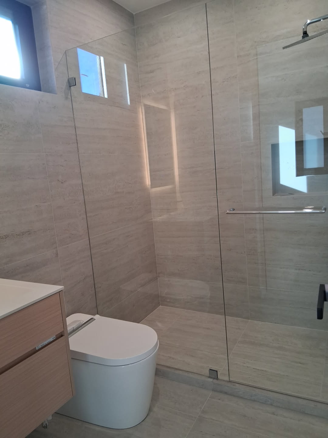 After deep cleaning service in Los Angeles with polished kitchen surfaces and appliances